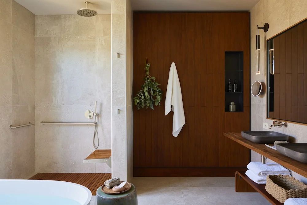 Elegantes Badezimmer mit Regendusche und Holzverzierungen im Stanly Ranch