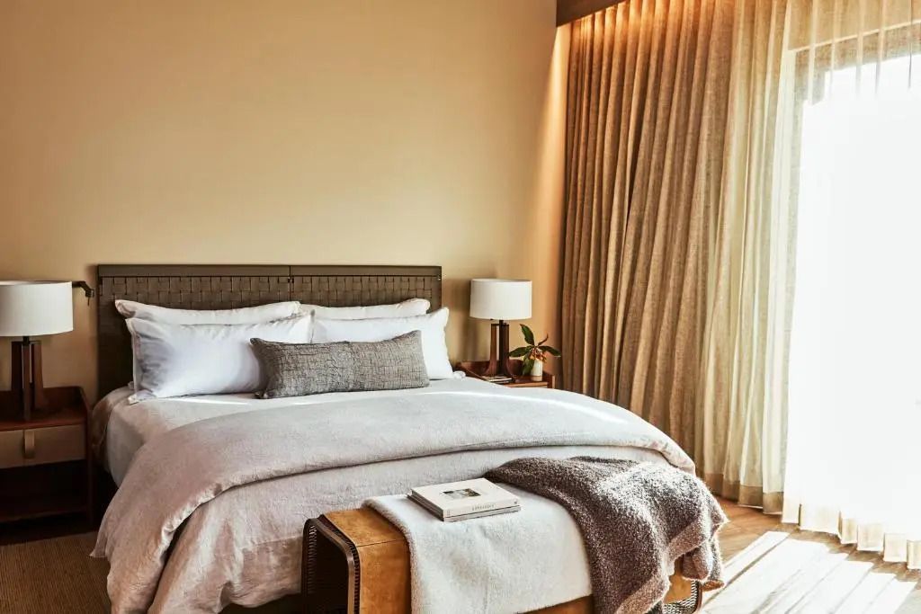 Gemütliches Hotelzimmer mit Doppelbett und dezenter Beleuchtung