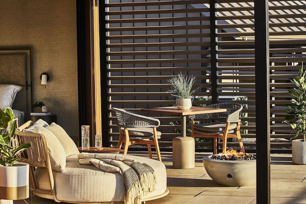 Terrassenbereich mit Sitzgelegenheiten und Feuerstelle bei Stanly Ranch
