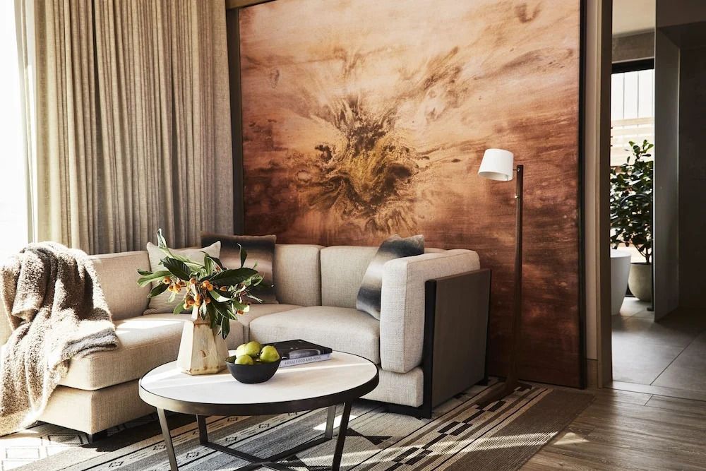 Gemütliche Sitzecke mit eleganter Wanddekoration im Hotelzimmer