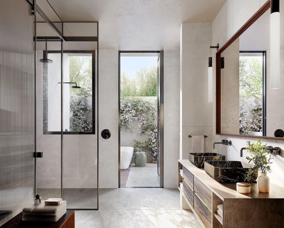 Helles Badezimmer mit großer Dusche und direktem Zugang zu einem Garten.