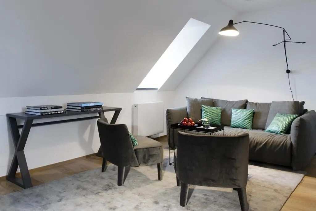Gemütlicher Wohnbereich in der Deluxe Suite mit stilvollem Sofa und Sesseln