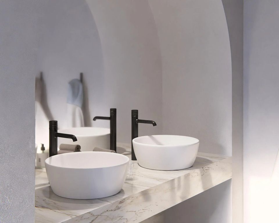 Luxuriöses Badezimmer mit Doppelwaschbecken und elegantem Armaturendesign