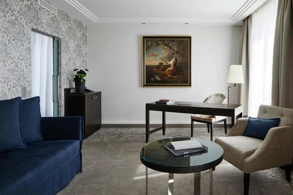Geschmackvoll eingerichtetes Wohnzimmer mit Kunstwerk und eleganten Möbeln