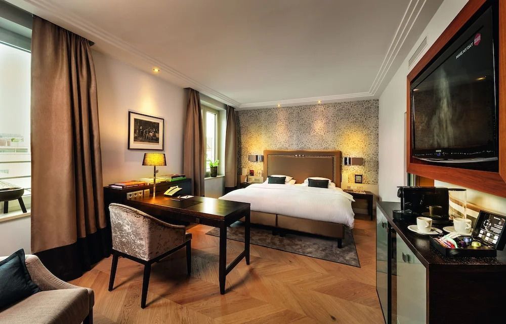 Geräumiges Executive Zimmer mit Doppelbett und Schreibtisch im Hotel Maximilian’s