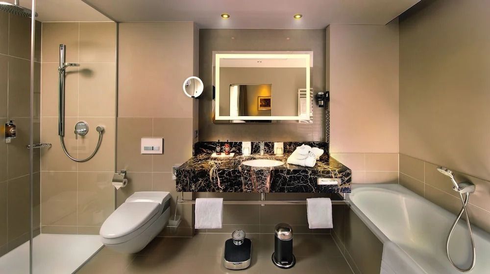 Luxuriöses Badezimmer im Executive Zimmer mit modernem Waschtisch und Spiegel.
