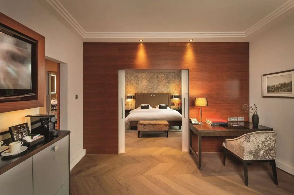 Großzügige Suite mit Doppelbett und eleganter Holzverkleidung
