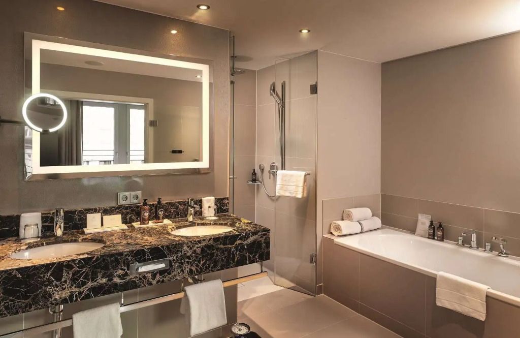 Modernes Badezimmer mit Marmordetails und Badewanne