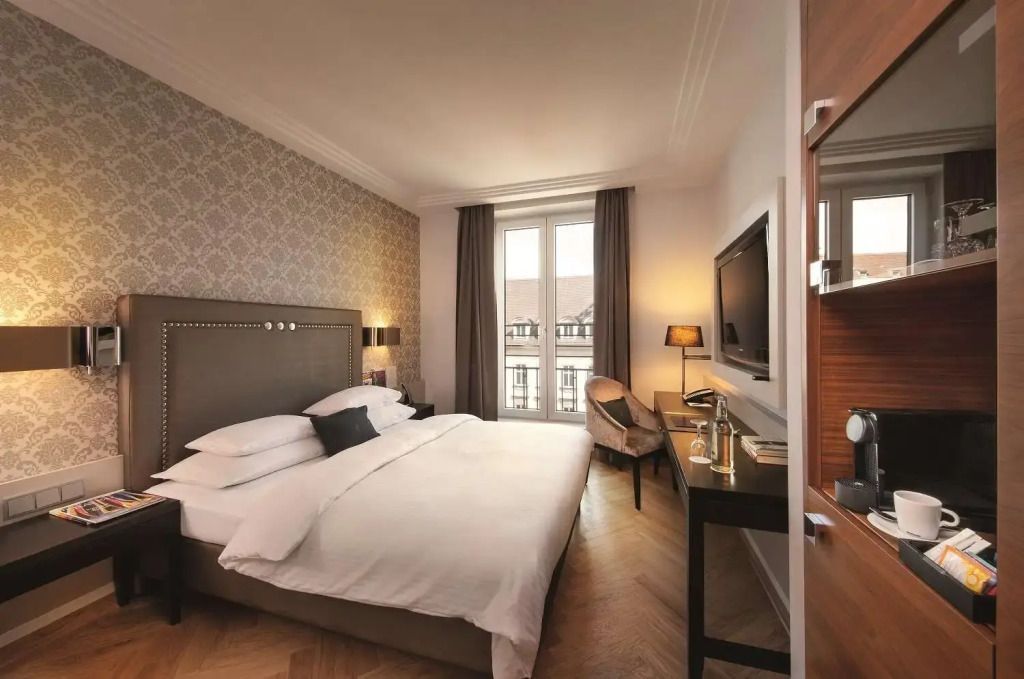 Klassisches Doppelzimmer mit Doppelbett und stilvoller Einrichtung