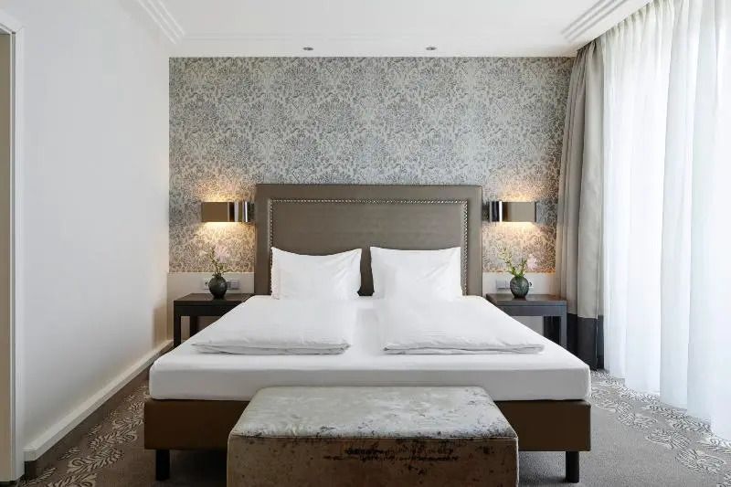 Komfortables Standard Doppelzimmer mit stilvoller Tapete und bequemen Doppelbett