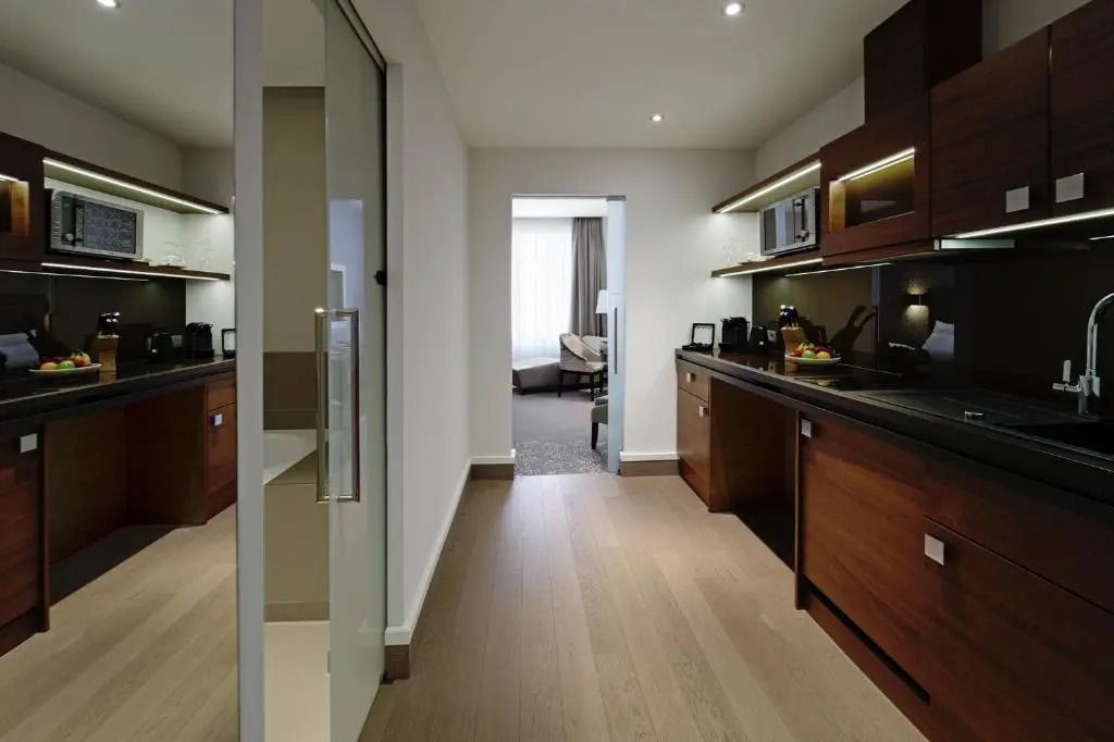 Blick vom Flur ins Studio-Apartment mit Küche und Wohnbereich