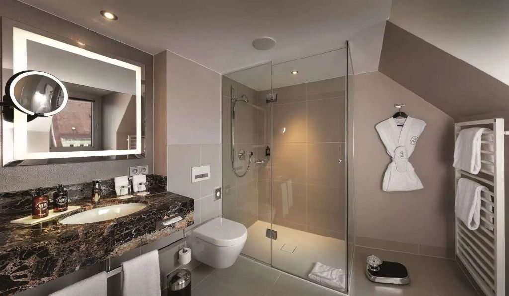 Modernes Badezimmer mit Dusche, Toilette und Waschtisch