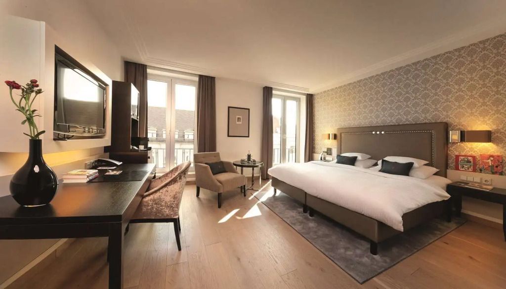 Gemütliches Doppelzimmer mit großem Bett und stilvoller Einrichtung