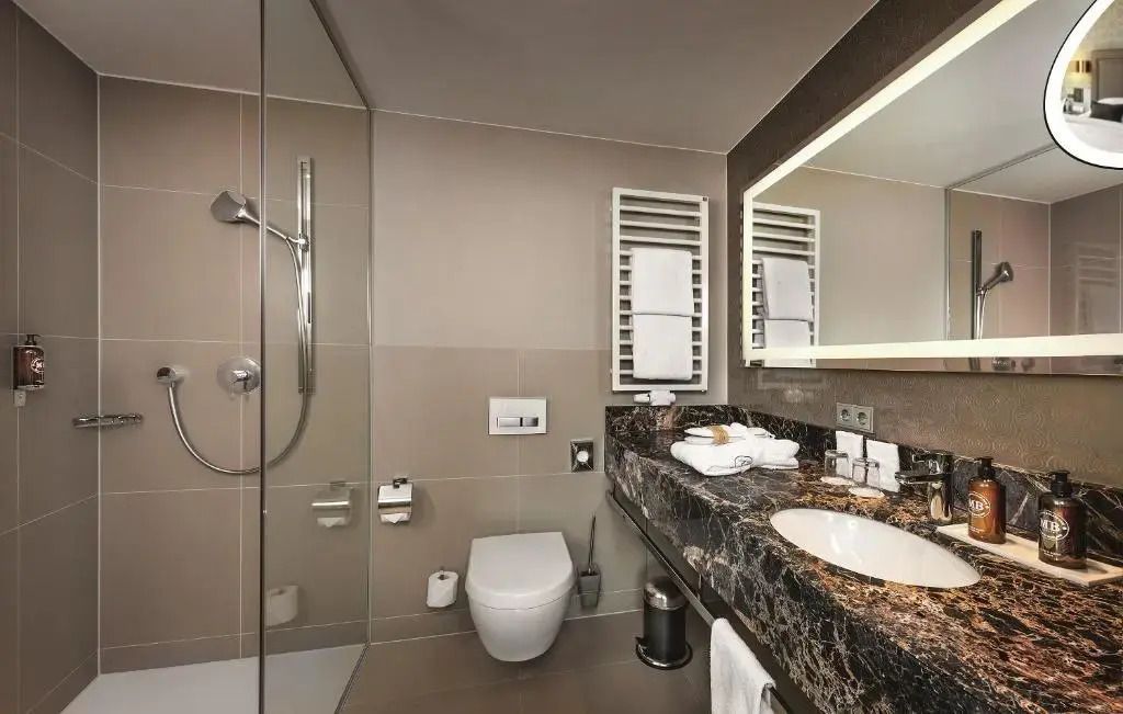 Zweites Badezimmerbild mit modernen Armaturen und stilvollem Waschtisch