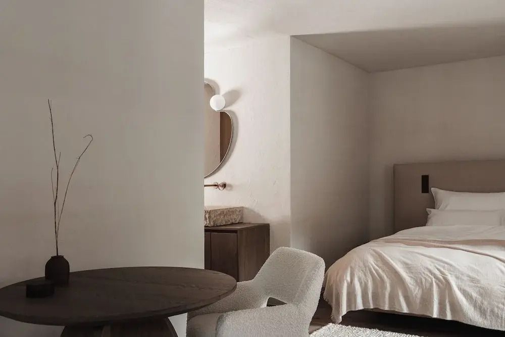 Helles Schlafzimmer der Suite mit modernem Design und weichen Textilien.