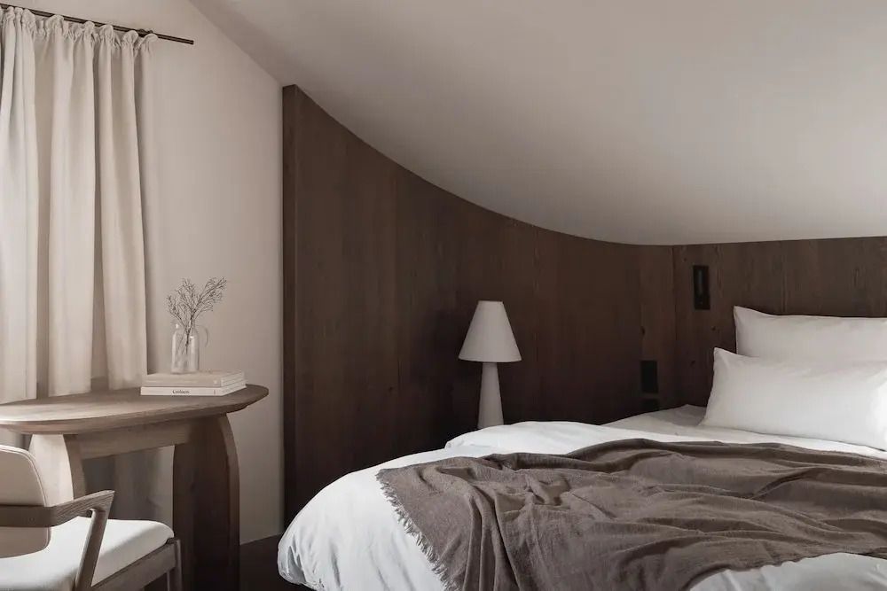 Gemütliches Schlafzimmer mit stilvoller Einrichtung und großen Betten.