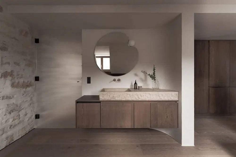 Geräumiges Badezimmer mit modernem Waschbereich und designorientierten Elementen.