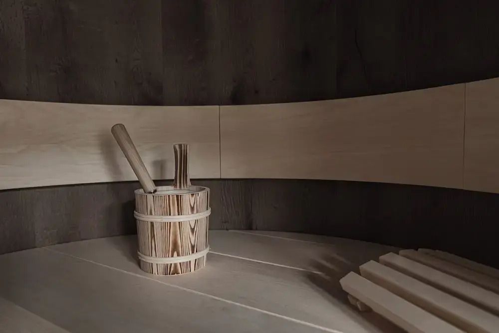 Elegante Sauna mit hellem Holz und entspannender Atmosphäre im Stieg'nhaus Hotel