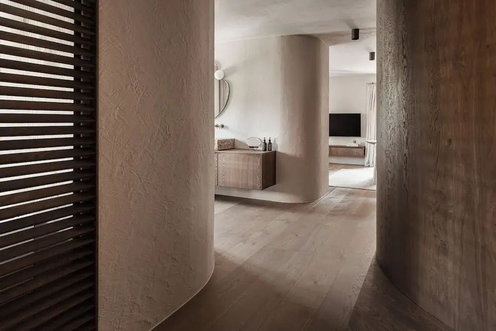 Heller Flur mit Designer-Möbeln und moderner Innenarchitektur im Stieg'nhaus Hotel