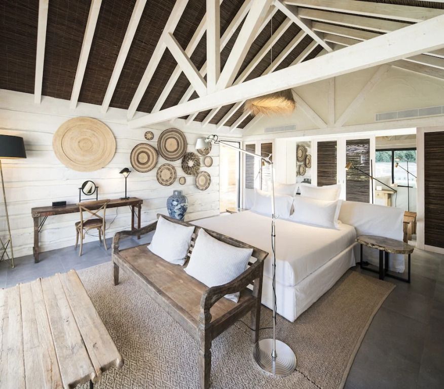 Gemütliches Zimmer im Landhausstil mit Holzbalken und rustikaler Dekoration.