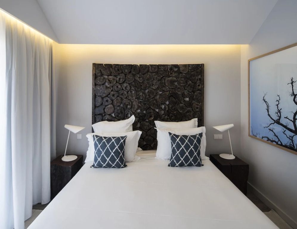 Hochwertiges Schlafzimmer mit Designer-Kopfbett und stilvollen Kissen