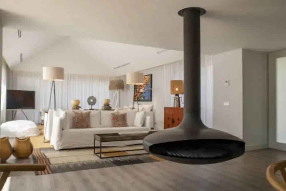 Luxuriöses Wohnzimmer mit Hängendem Kamin und stilvollen Möbeln