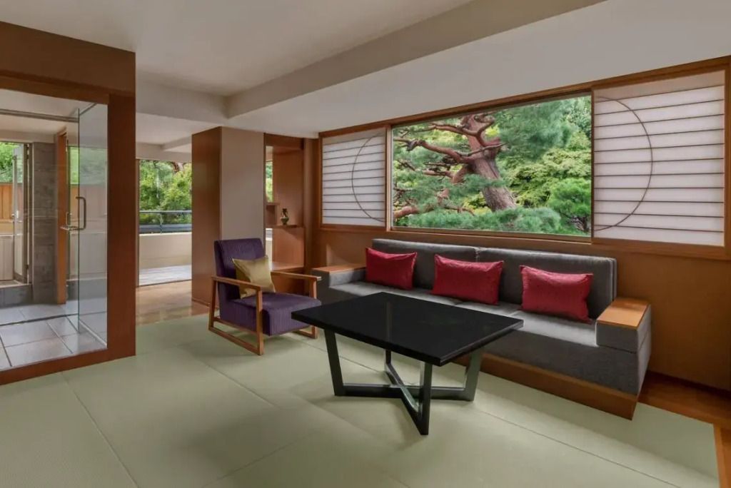 Moderner Wohnbereich mit stilvollem Design und Gartenblick.