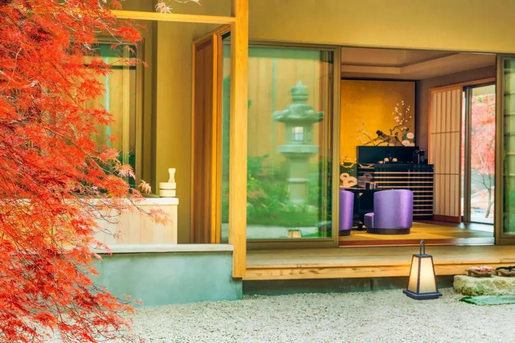 Außenansicht mit Veranda und Blick auf einen Zen-Garten mit Laterne