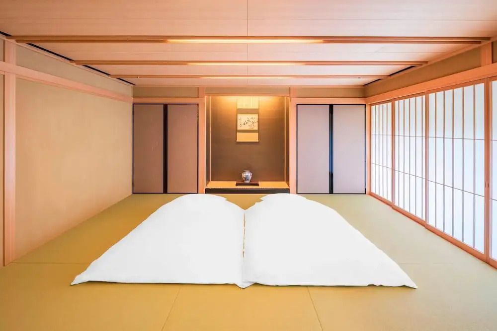 Japanisches Tatami-Zimmer mit Futonbetten und traditioneller Dekoration
