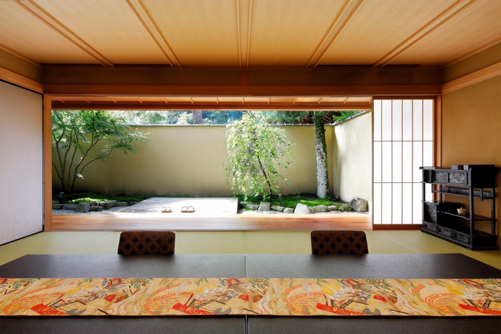 Traditionell gestaltetes Zimmer mit Ausblick auf japanischen Garten