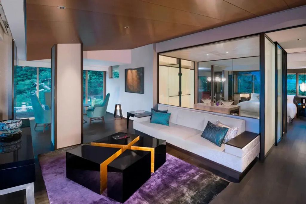 Luxuriöse Suite mit eleganter moderner Einrichtung und Blick in den Garten.