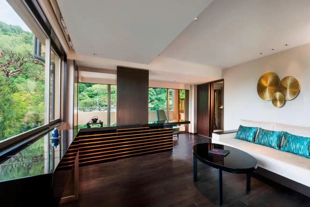 Moderne Suite mit großem Fenster und Blick auf die Natur