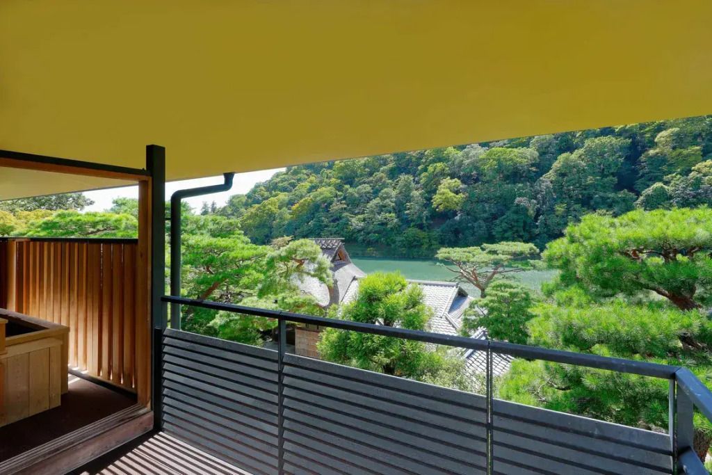 Balkon mit Blick auf üppige grüne Landschaft und Fluss