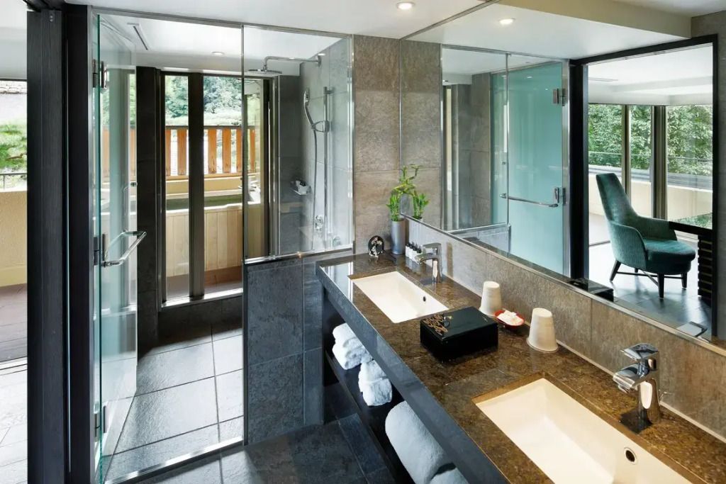 Modernes Badezimmer mit Doppelwaschbecken und großen Fenstern