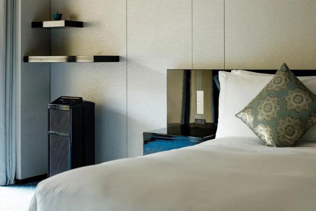 Nahaufnahme eines eleganten modernen Bettes im Hotelzimmer.
