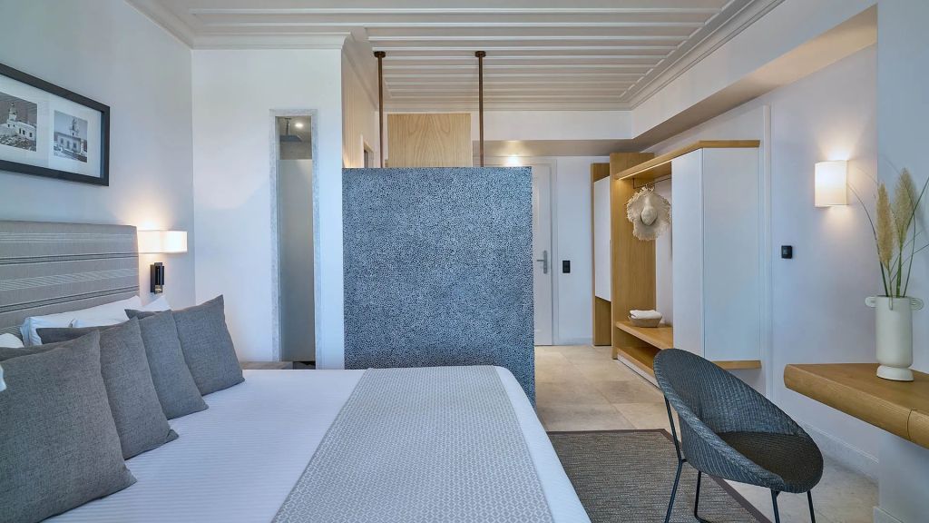Stilvolles Doppelzimmer mit klaren Linien und eleganten Möbeln.