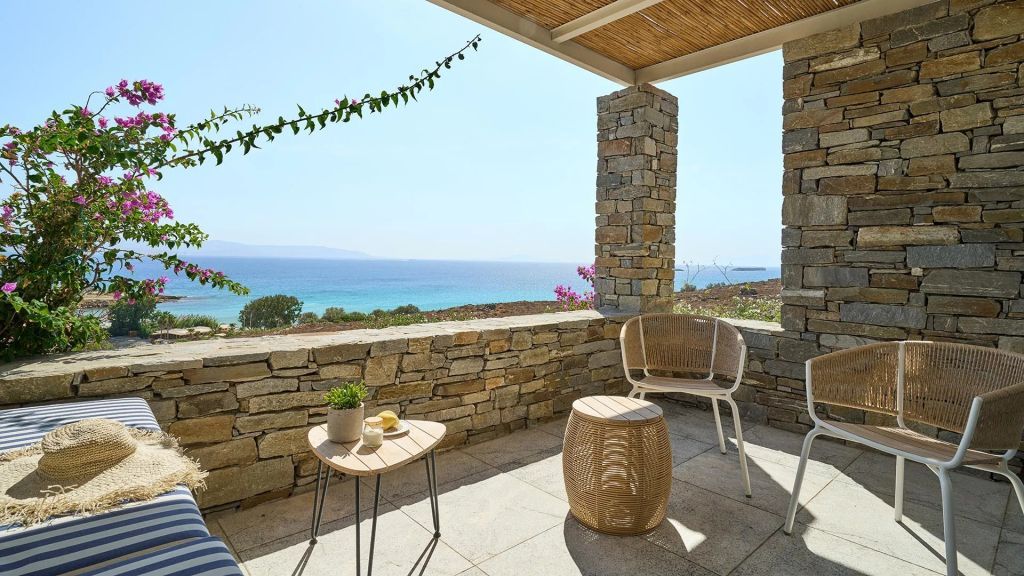 Private Terrasse mit wunderschönem Meerblick und gemütlichen Sitzgelegenheiten.