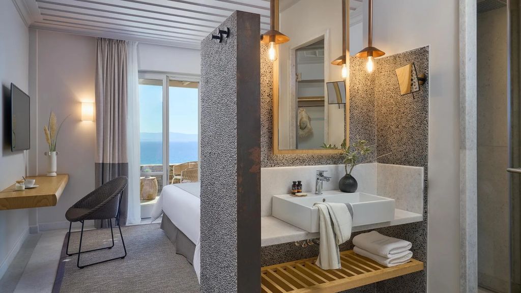 Modernes Badezimmer direkt neben einem Doppelbett mit luxuriösem Design.