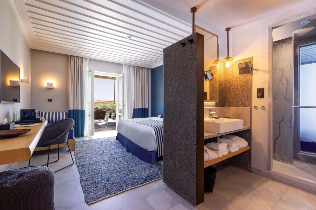 Geräumige Honeymoon Suite mit Balkon und modernem Badezimmer