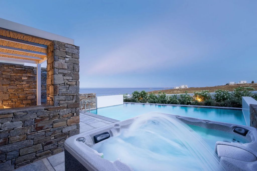 Privater Whirlpool und Infinity-Pool mit Meerblick bei Sonnenuntergang
