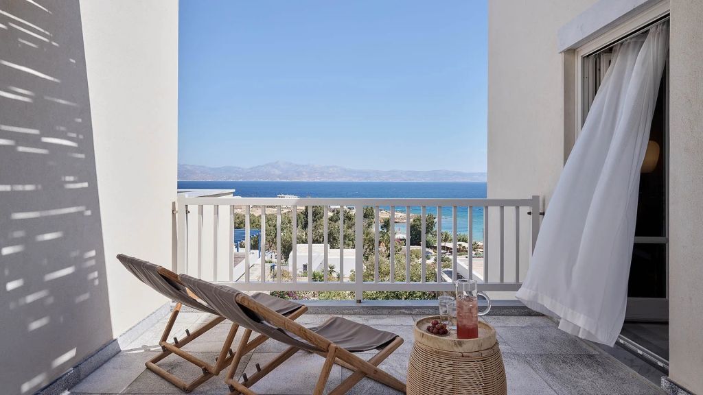 Balkon mit Meerblick und zwei Liegestühlen im Resort