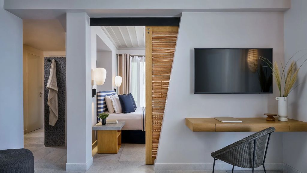 Moderner Suite-Bereich mit eleganter Holztür und Flachbildfernseher