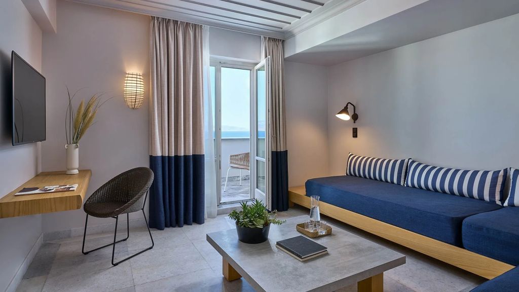 Gemütlicher Sitzbereich mit Zugang zum Balkon und Meeresblick