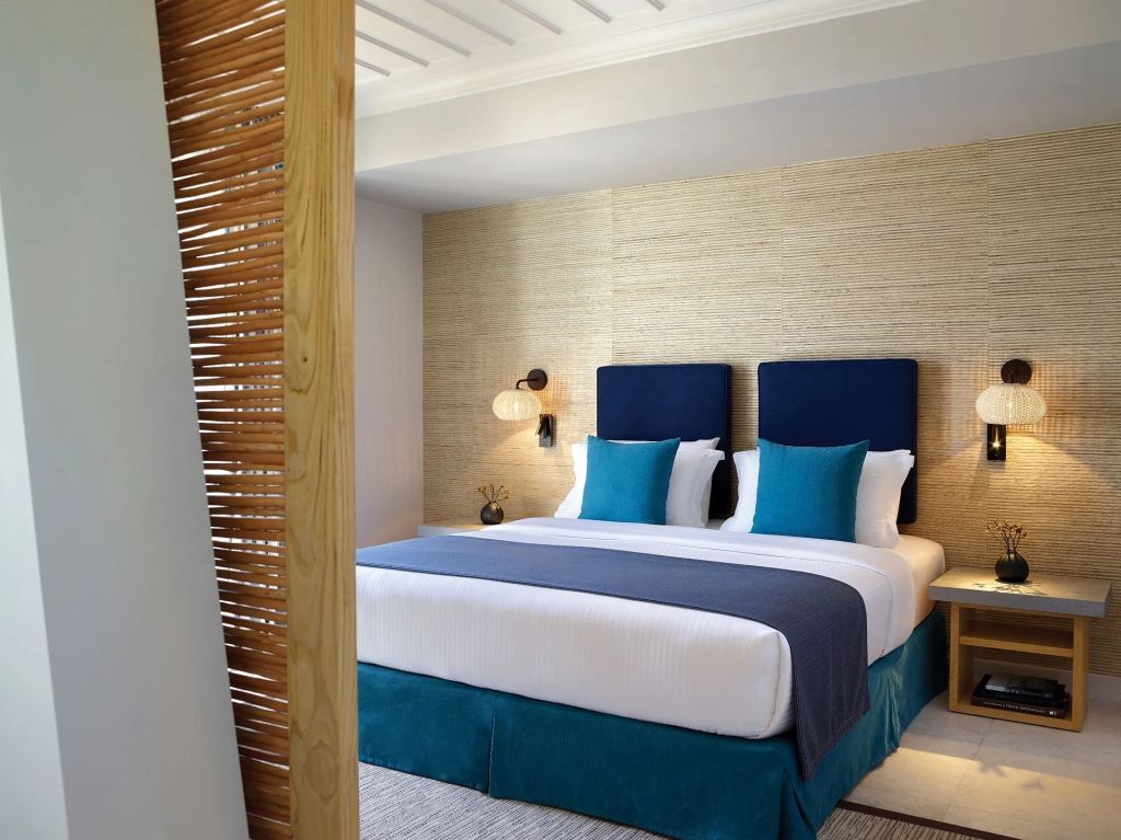 Elegantes Schlafzimmer mit Doppelbett und blauen Akzenten im Summer Senses Luxury Resort.