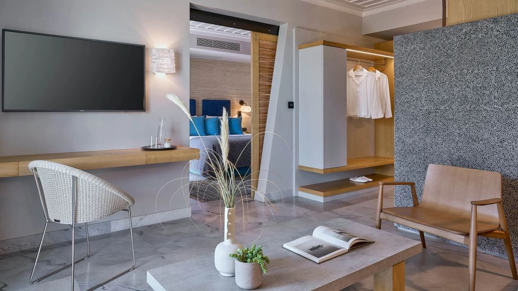 Helles Zimmer mit offenen Schränken und schicker Dekoration im Resort.