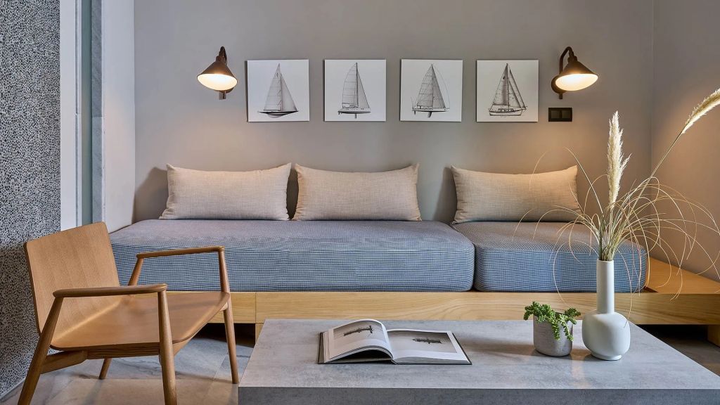 Sitzbereich mit eleganten Segelkunstwerken und gemütlichen Sofas.