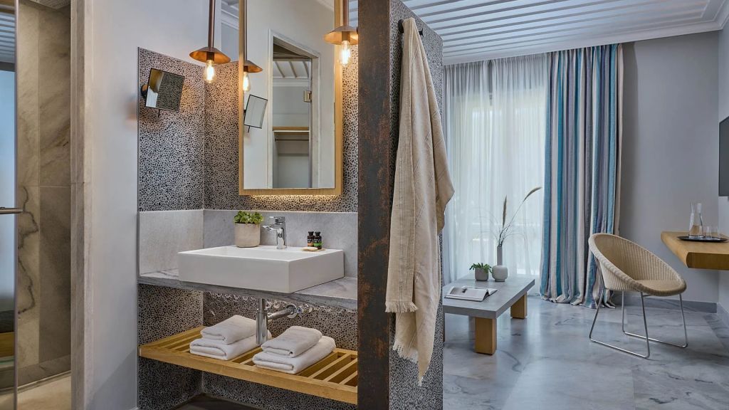 Modernes Badezimmer mit stilvoller Beleuchtung und hochwertigen Materialien.