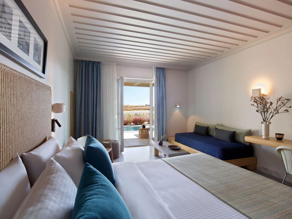 Geräumiges Zimmer mit gemütlicher Sitzecke und Meerblickbalkon