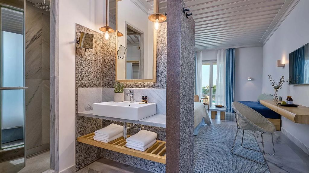 Moderner Badezimmerbereich mit stilvollem Design im Resortzimmer
