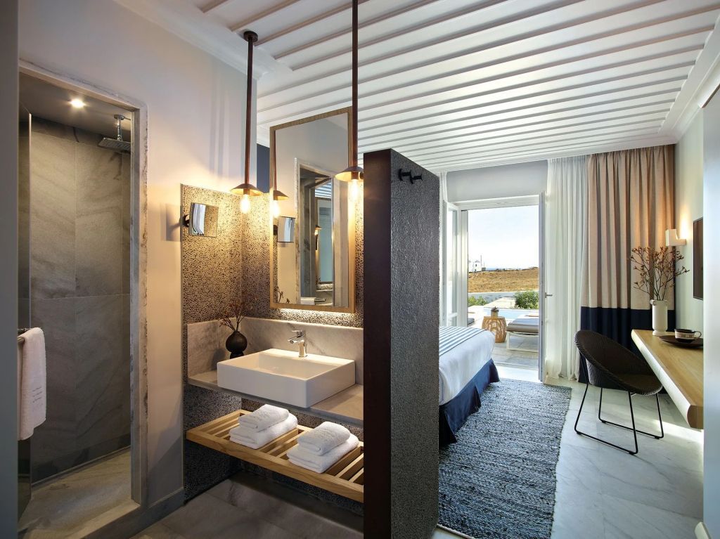 Moderne Suite mit offener Bad- und Schlafbereichsgestaltung und Außenblick